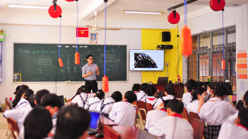 Teciomar Abila shows how technology is transforming the classroom into a more dynamic and interactive environment.