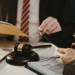 Technique and sensitivity guide the reading of complex conflicts with Hebron Costa Cruz de Oliveira.