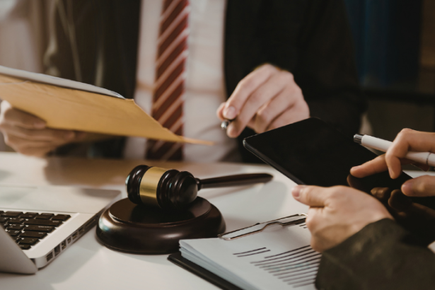 Technique and sensitivity guide the reading of complex conflicts with Hebron Costa Cruz de Oliveira.