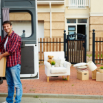 Learn how Jm Mudanças guides you to safely pack dishes and glassware for moving without the risk of breakage.