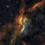 Nuvens coloridas de gás interestelar e estrelas em uma nebulosa no espaço profundo