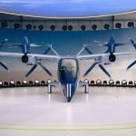 Protótipo de aeronave elétrica com hélices exposto em um ambiente interno.