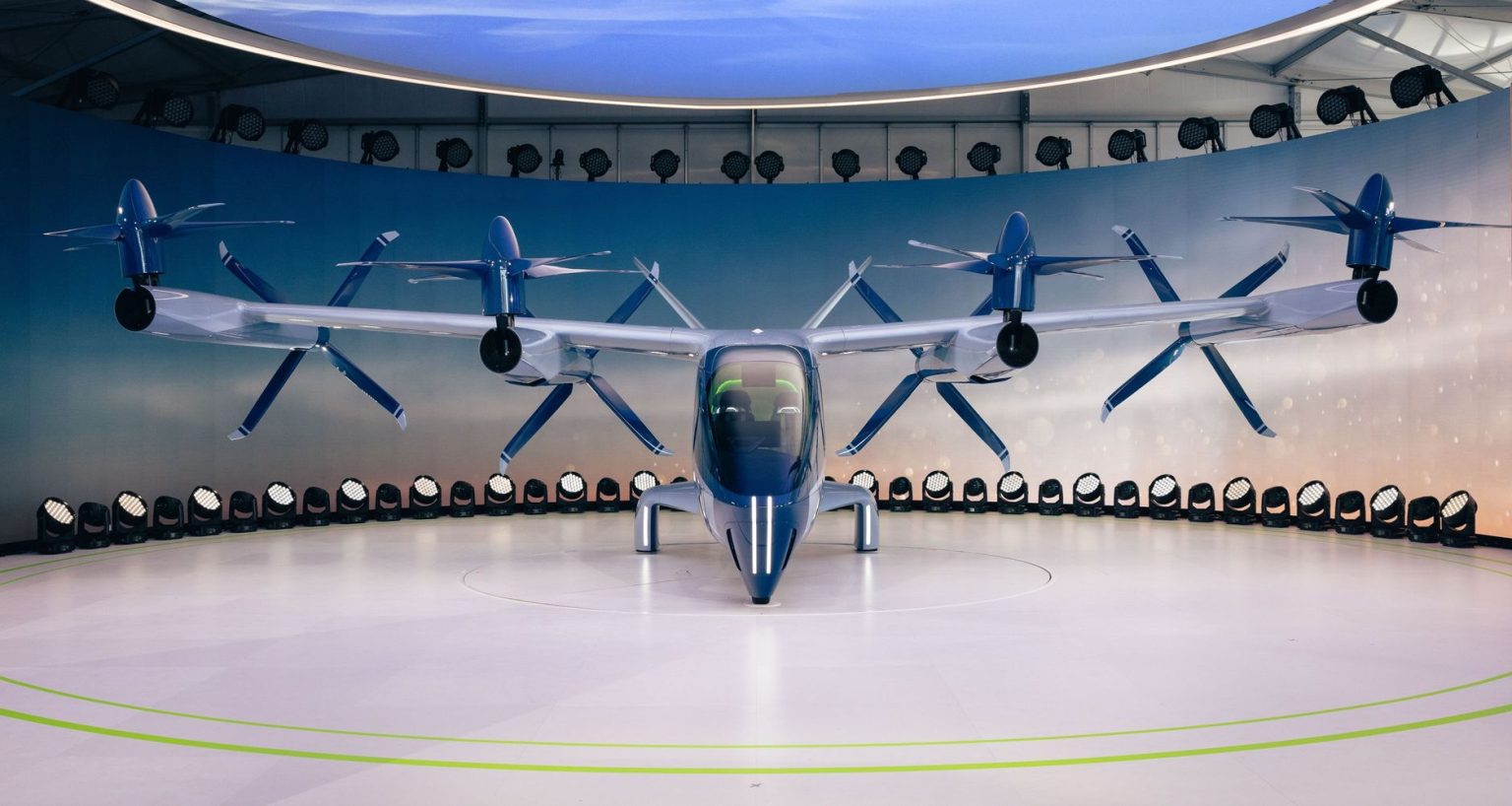 Protótipo de aeronave elétrica com hélices exposto em um ambiente interno.