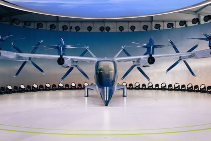 Protótipo de aeronave elétrica com hélices exposto em um ambiente interno.