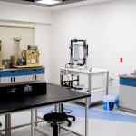 Laboratório moderno equipado com instrumentos para pesquisa biomédica e análises científicas.