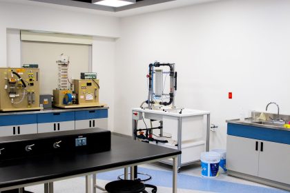 Laboratório moderno equipado com instrumentos para pesquisa biomédica e análises científicas.