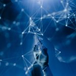 Mão robótica alcançando uma rede digital azul, em representação conceitual de inteligência artificial e tecnologia.