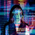 Mulher com projeções de código digital sobre o rosto, representando tecnologia e transformação digital.