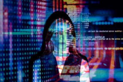 Mulher com projeções de código digital sobre o rosto, representando tecnologia e transformação digital.