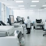 Pesquisadores realizam análises em um laboratório biomédico equipado com instrumentos científicos.