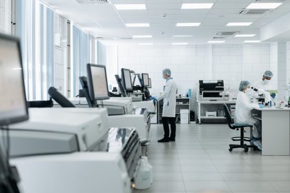Pesquisadores realizam análises em um laboratório biomédico equipado com instrumentos científicos.
