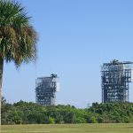 Plataformas de lançamento espacial entre áreas verdes na Estação da Força Espacial de Cape Canaveral, na Flórida.