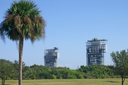 Plataformas de lançamento espacial entre áreas verdes na Estação da Força Espacial de Cape Canaveral, na Flórida.