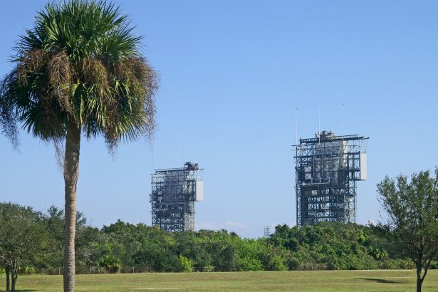 Plataformas de lançamento espacial entre áreas verdes na Estação da Força Espacial de Cape Canaveral, na Flórida.